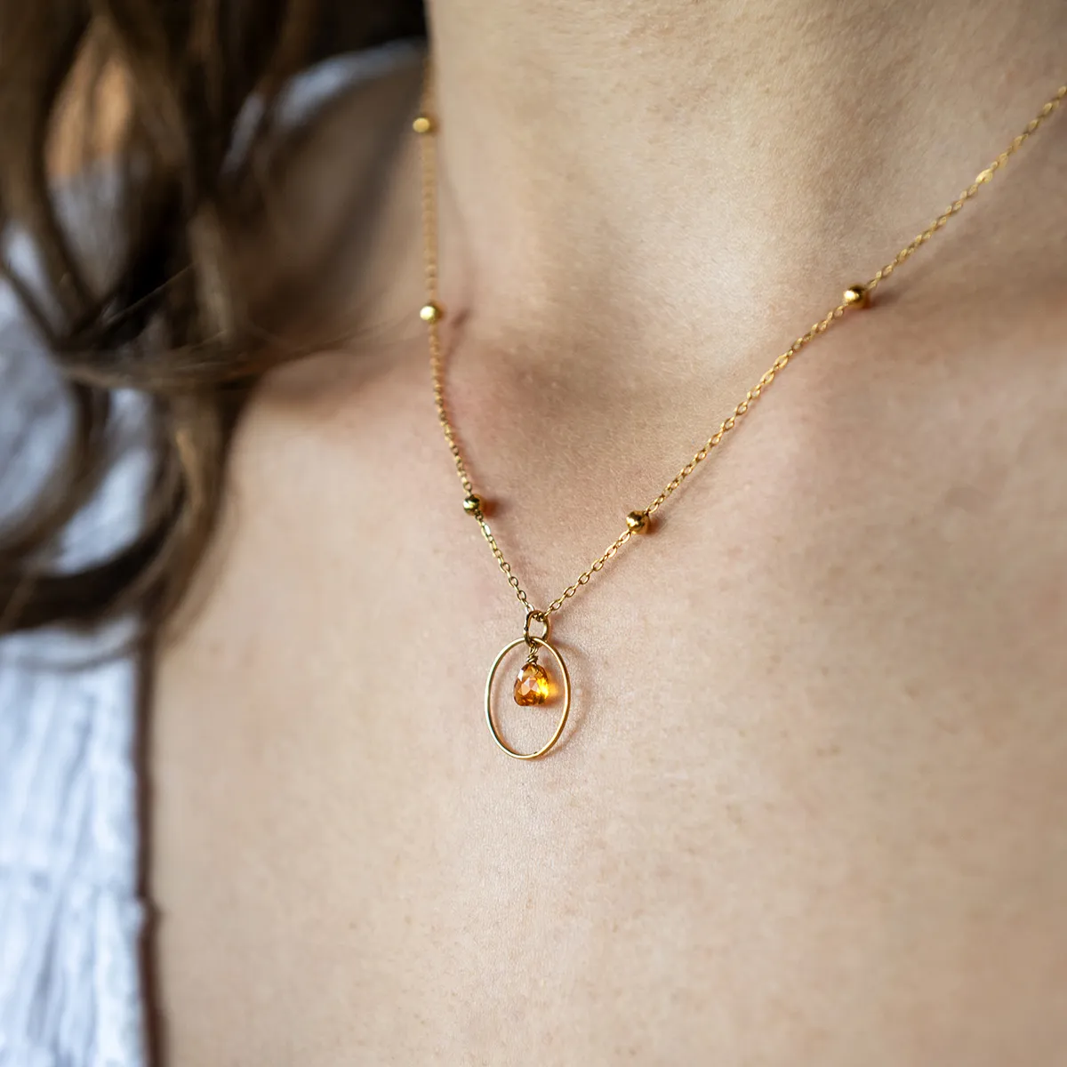 vinoos-colours-of-wine-kreis-kette-amber-always-with-you-glas image 3