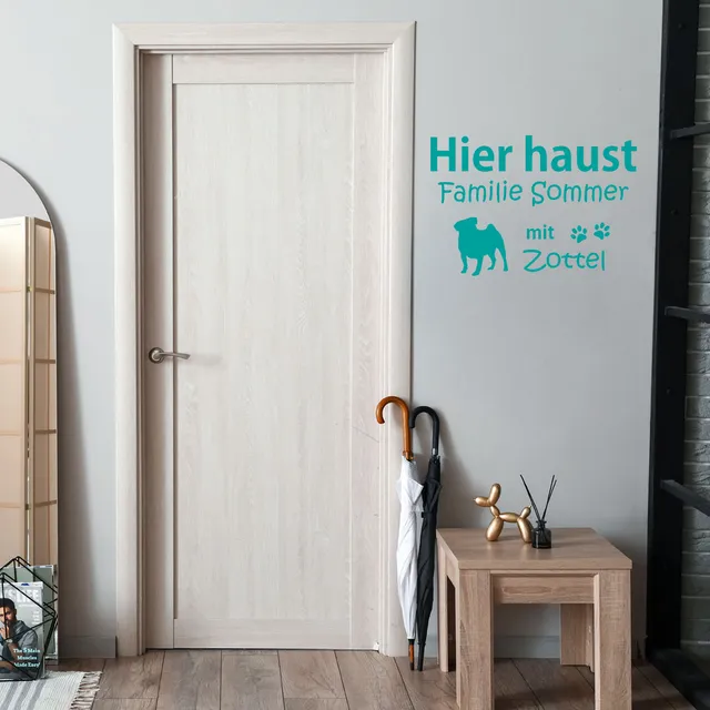 geschenke364-tiere-wandaufkleber-mops-hier-haust-mit-name-55-cm image 1