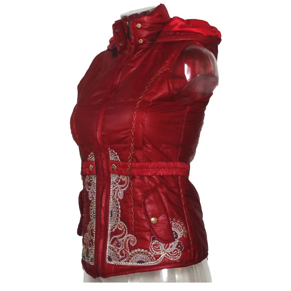 geschenke364-damenmode-weste-signet-3196-rot-kapuze-stickerei image 1