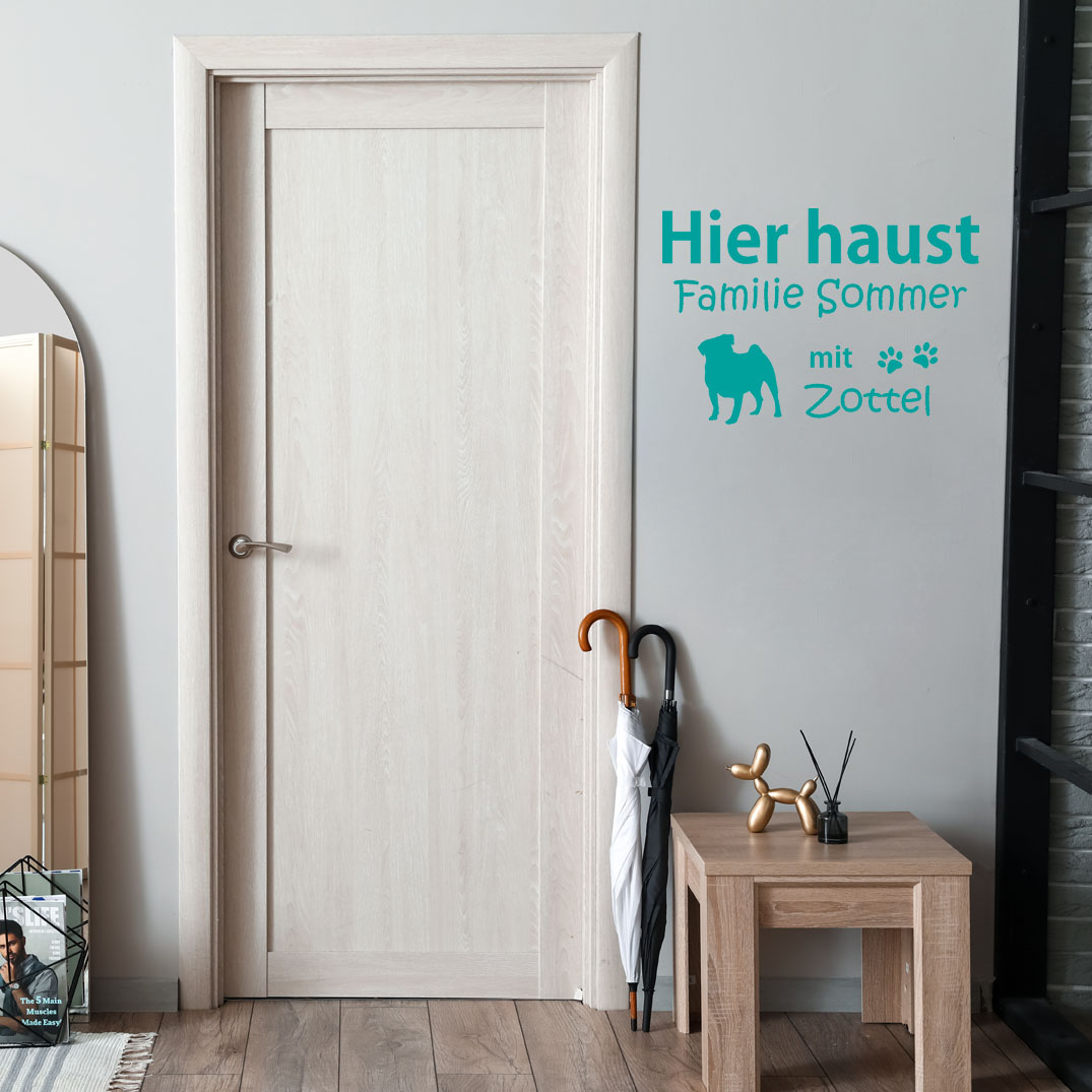 geschenke364-tiere-wandaufkleber-mops-hier-haust-mit-name-55-cm image 1