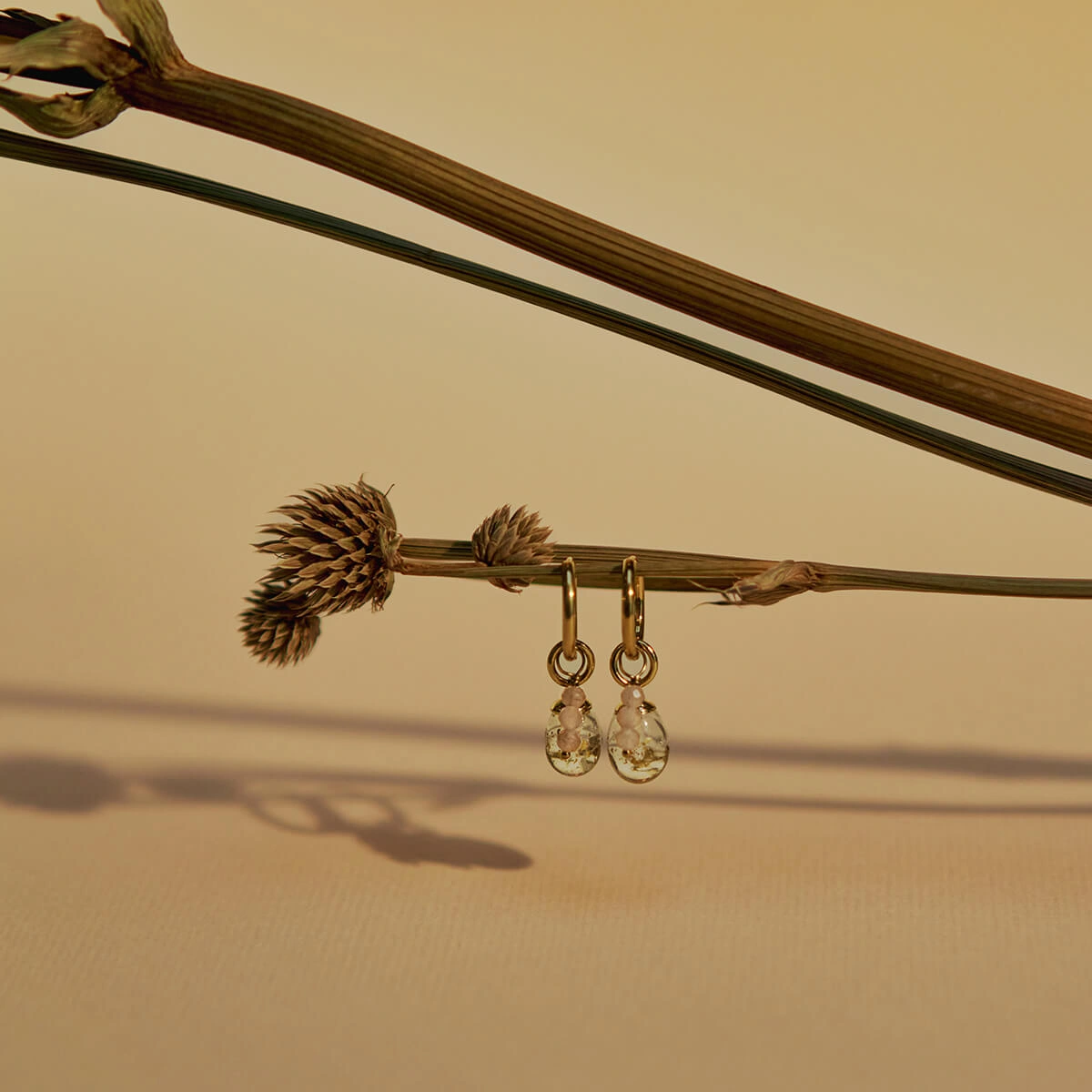 vinoos-ode-to-green-party-time-ohrringe-transparent-gold-glitzer image 4