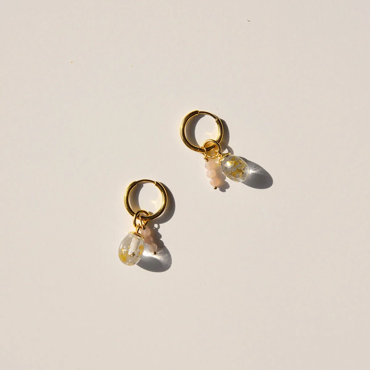 vinoos-ode-to-green-party-time-ohrringe-transparent-gold-glitzer image 2