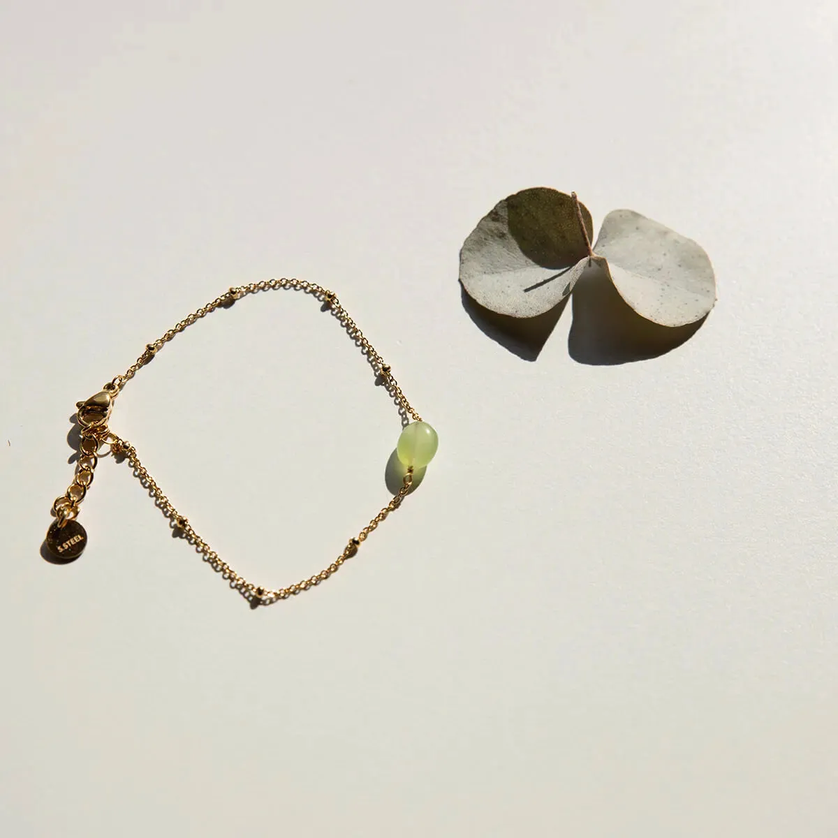 vinoos-colours-of-wine-armband-hellgr-n-good-luck-glas image 3
